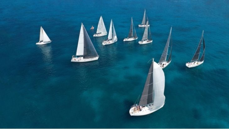 Flotila plachetníc na mori