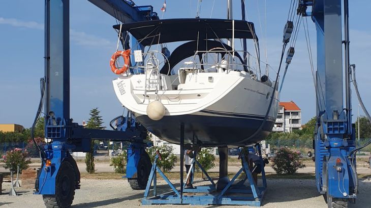 Loď po vytiahnutí z vody